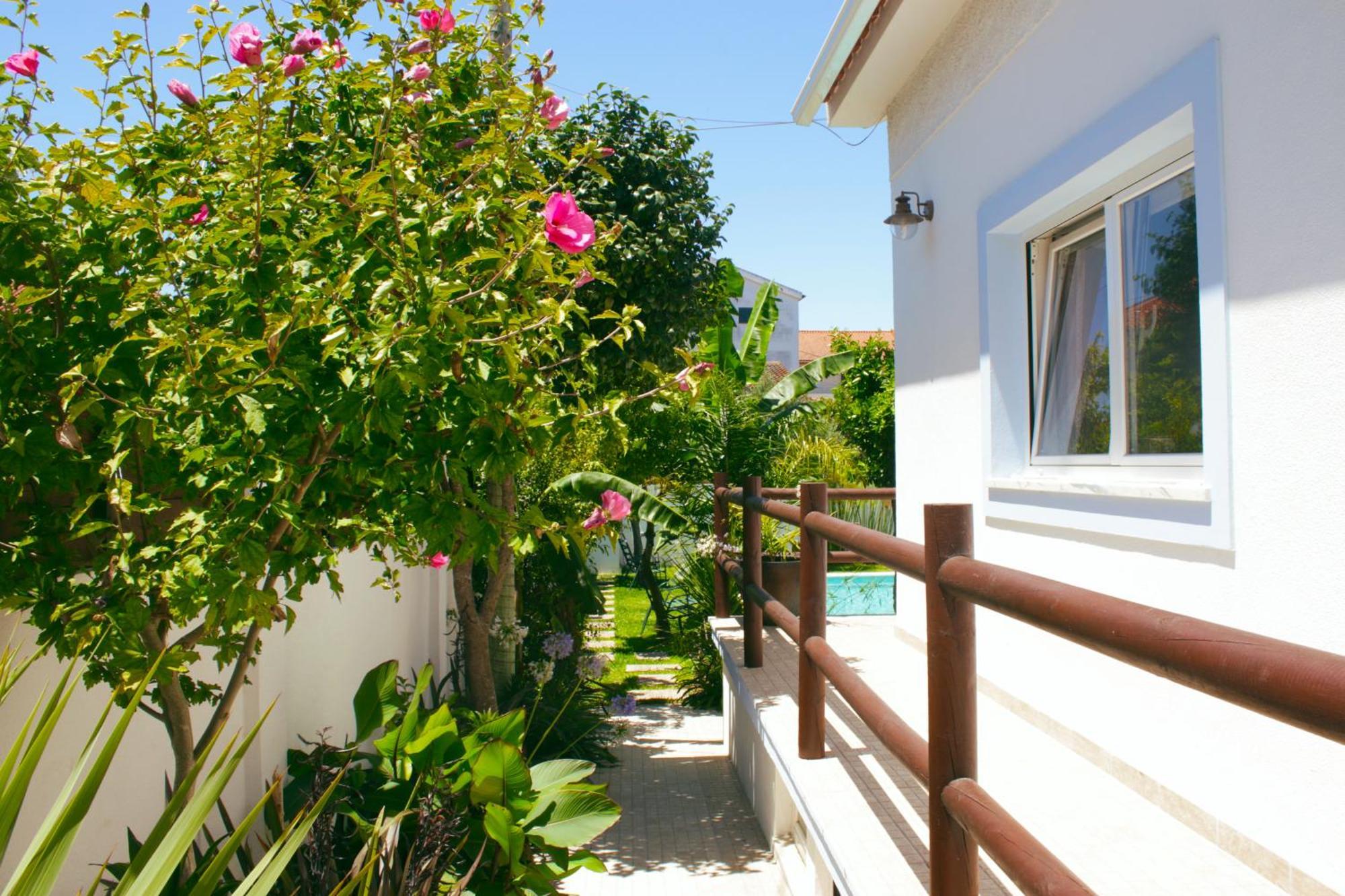 Vila Vale Guest House - Surf & Yoga Charneca  Buitenkant foto
