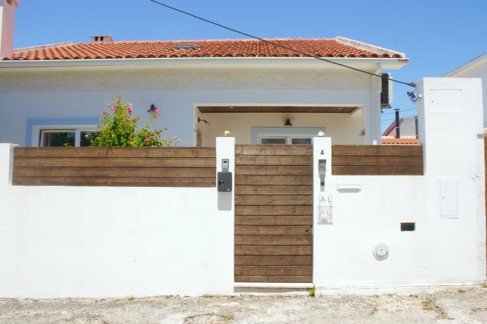 Vila Vale Guest House - Surf & Yoga Charneca  Buitenkant foto